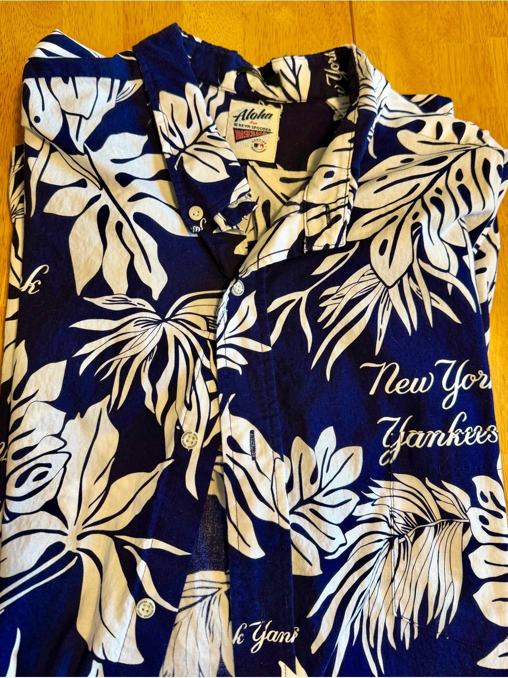 ALOHA Reyn Spooner Navy Blue and White New York Yankees Tropical Button-Down Shi